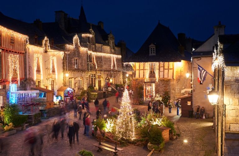Bourg de Rchefort-en-Terre décoré pour les fêtes de fin d'années